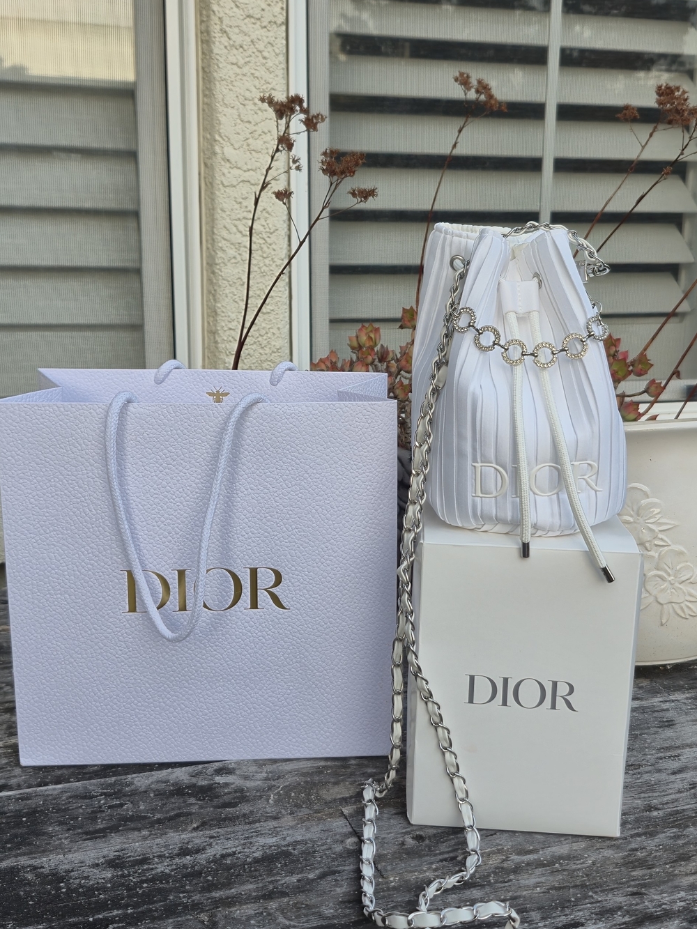 Dior White Pleated Drawstring Crossbody -pochon pouch